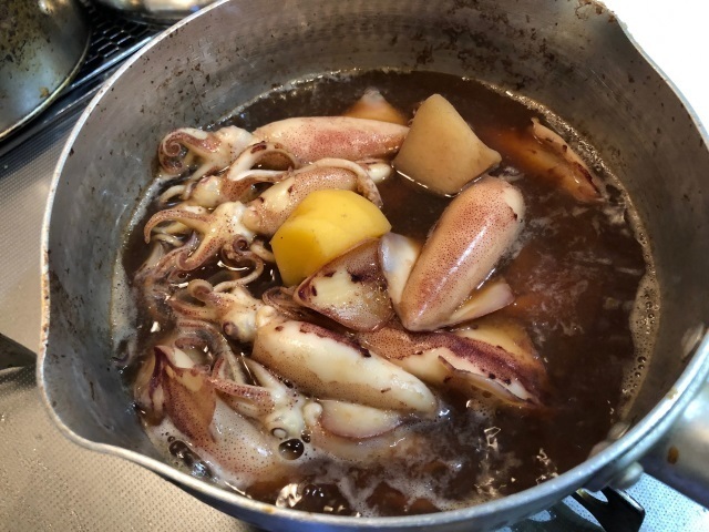4イモを煮てイカをもどす.jpg