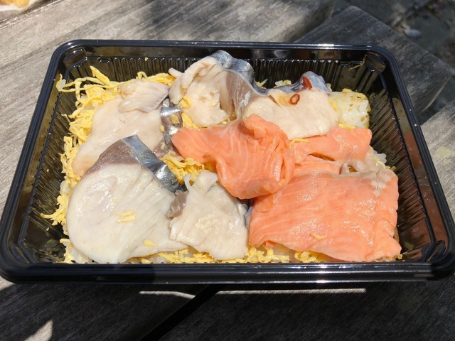 4サワラと讃岐さーもんのお寿司.jpg