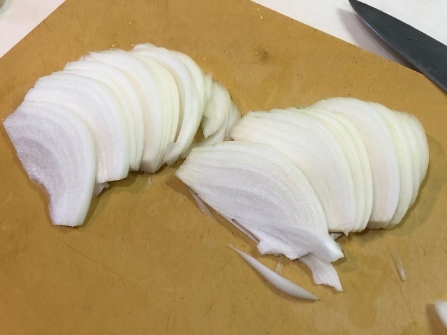 4タマネギを切る.jpg