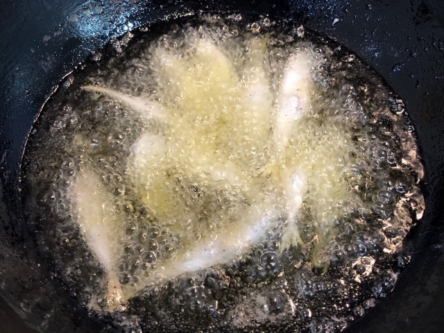 4豆アジ揚げる.jpg