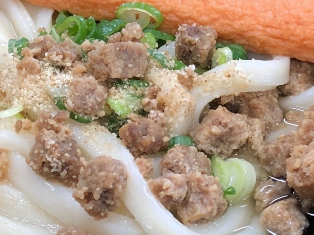 6謎肉エビ天うどんアップ.jpg