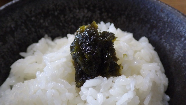 9ヒトエグサの佃煮をご飯にのっける.jpg