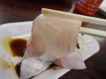 ひけた鰤刺身.jpg